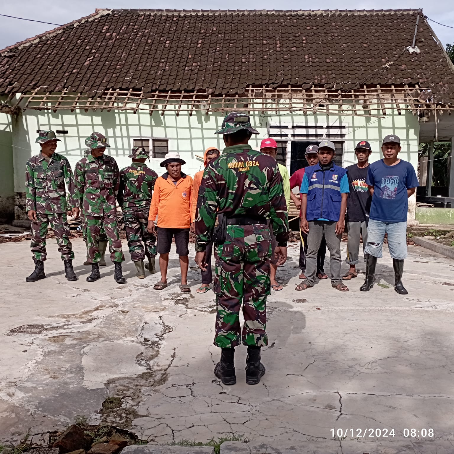 Gambar Berita Kerja Bakti Bersih-bersih Puing-puing Reruntuhan Material Akibat Puting Beliung
