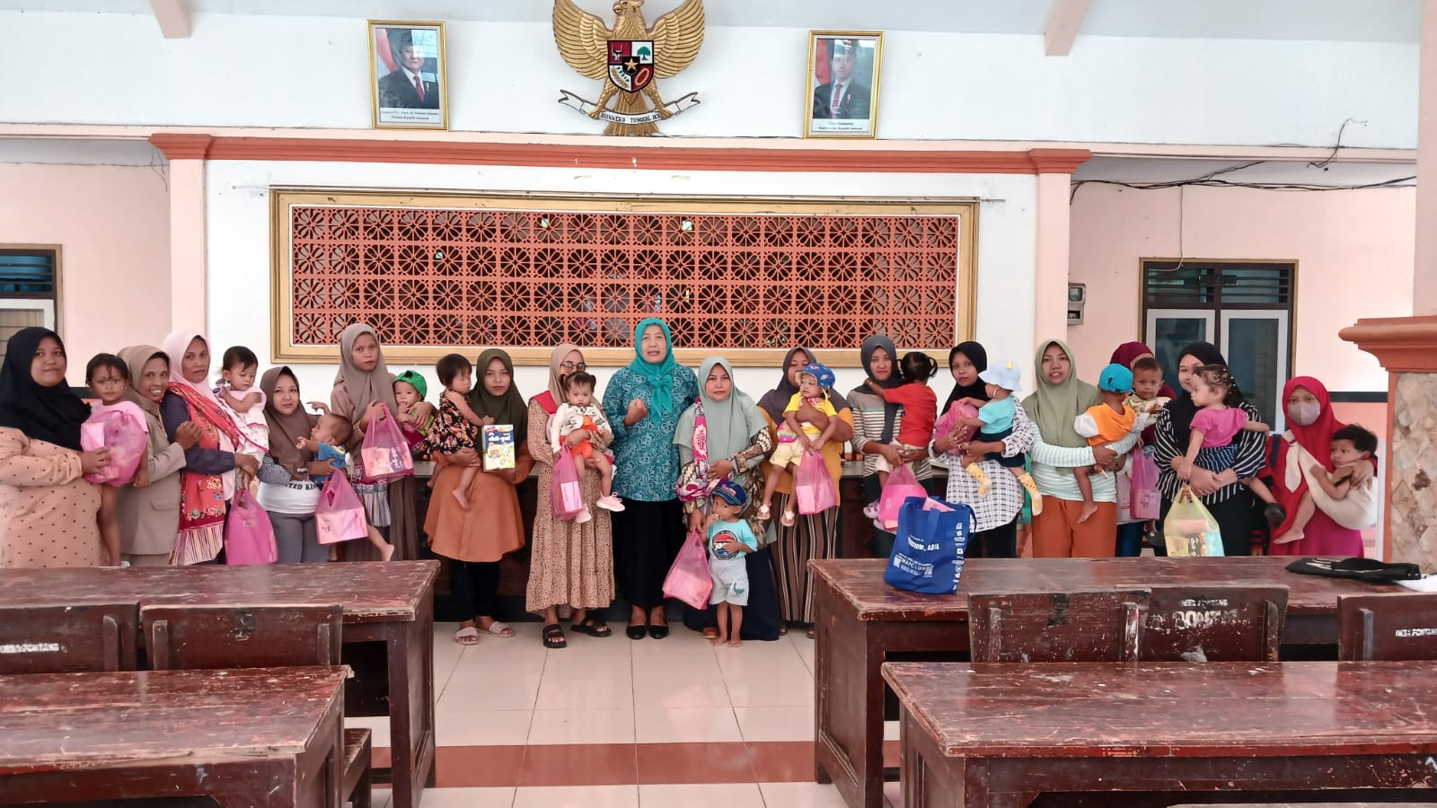 Gambar Berita Penyaluran Bantuan Susu Untuk Stanting Dari Kecamatan Ambulu Tahap 2 (dua)